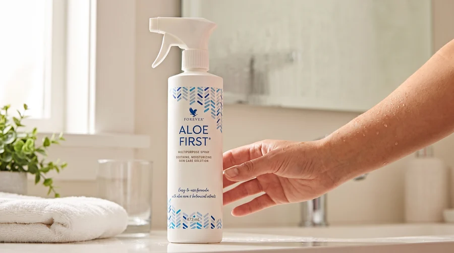 Flaconul de Aloe First pe blatul din baie, imediat după duș